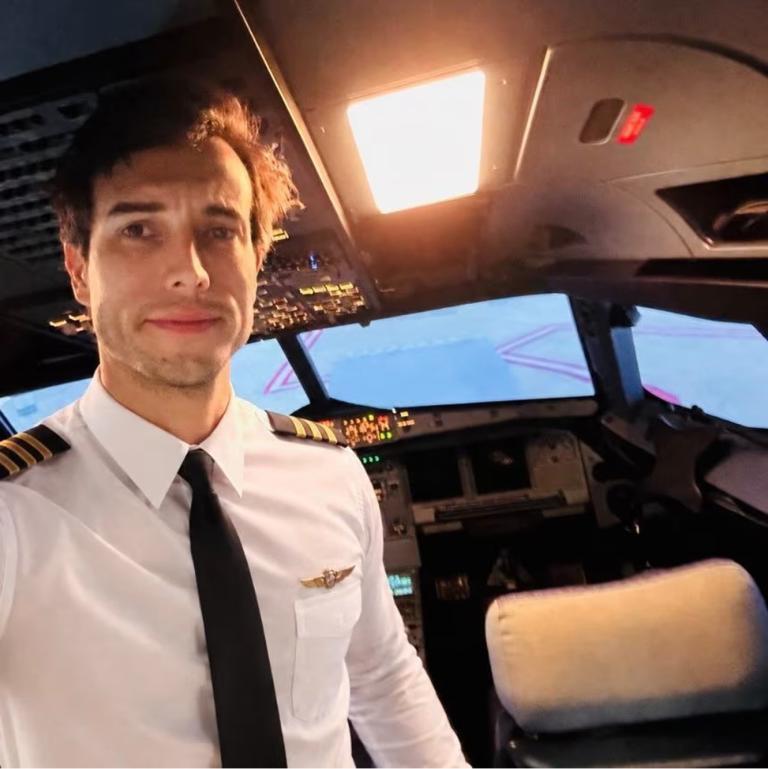 Flight instructor jumps to his death during lesson, leaving student to land plane alone
